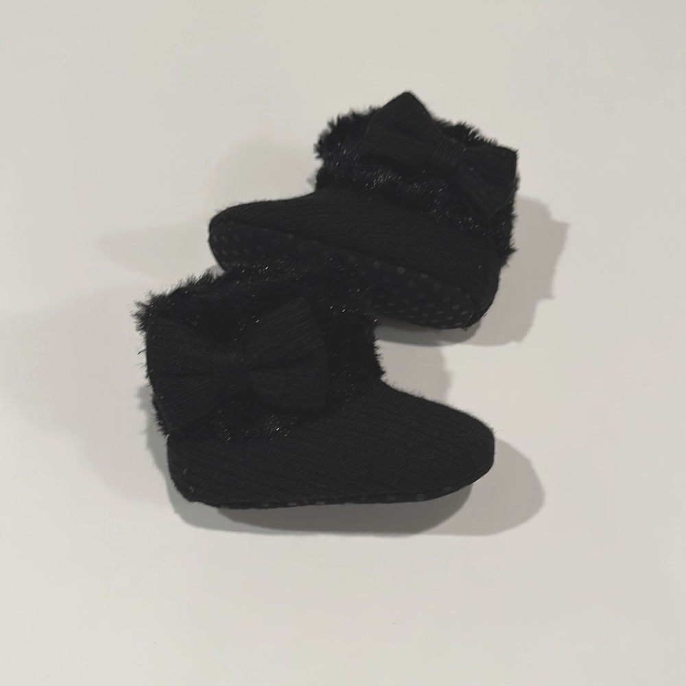 Black infant sweater booties w/bow (0-3 mo)
